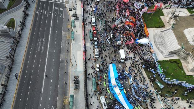 Multitudinaria movilizaci&oacute;n en calles de Buenos Aires con banderas y pancartas