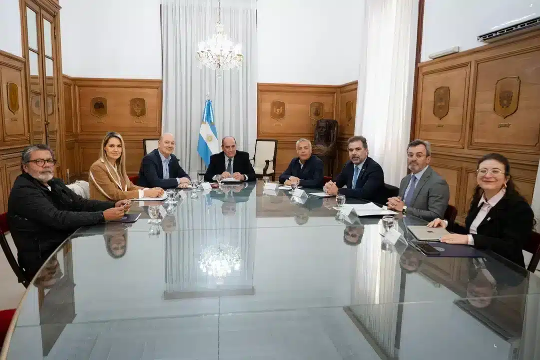 Reunión del Consejo de Mayo en Salón de los Escudos