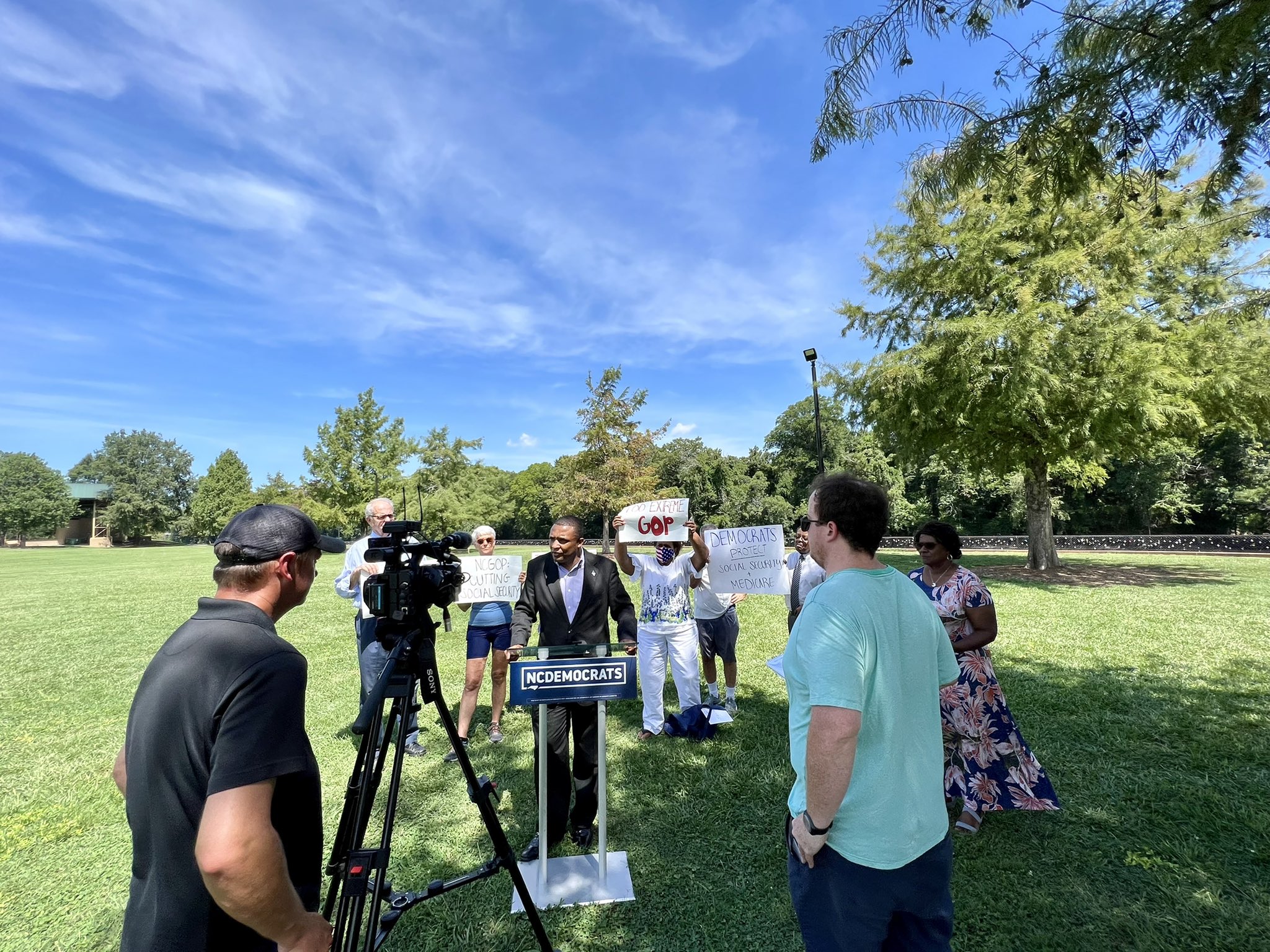 Protesta dem&oacute;crata con orador y carteles cr&iacute;ticos