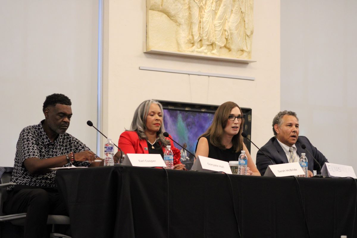 Panel de discusi&oacute;n con participantes en evento de apoyo a la ley de inmigraci&oacute;n