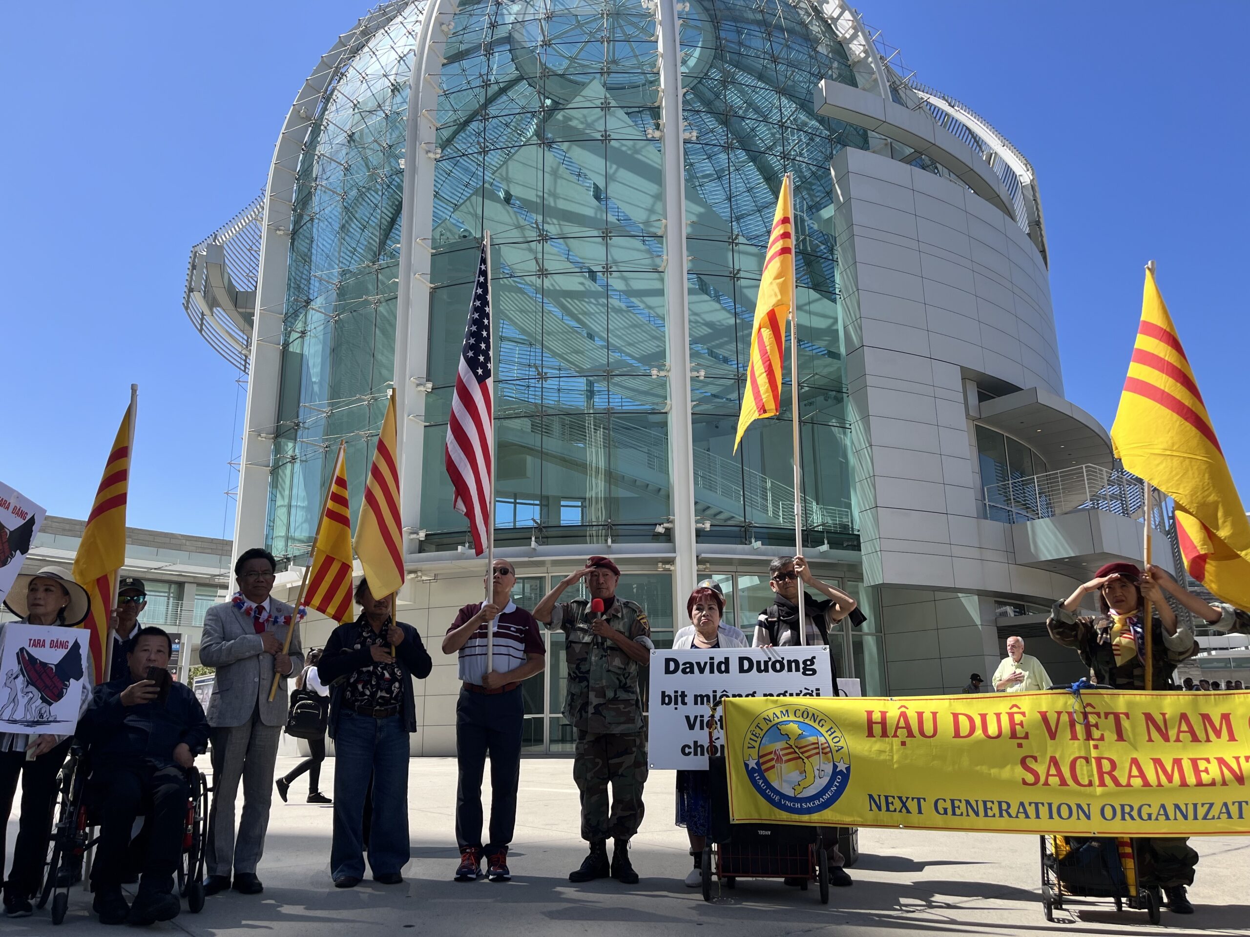Manifestantes con banderas vietnamitas