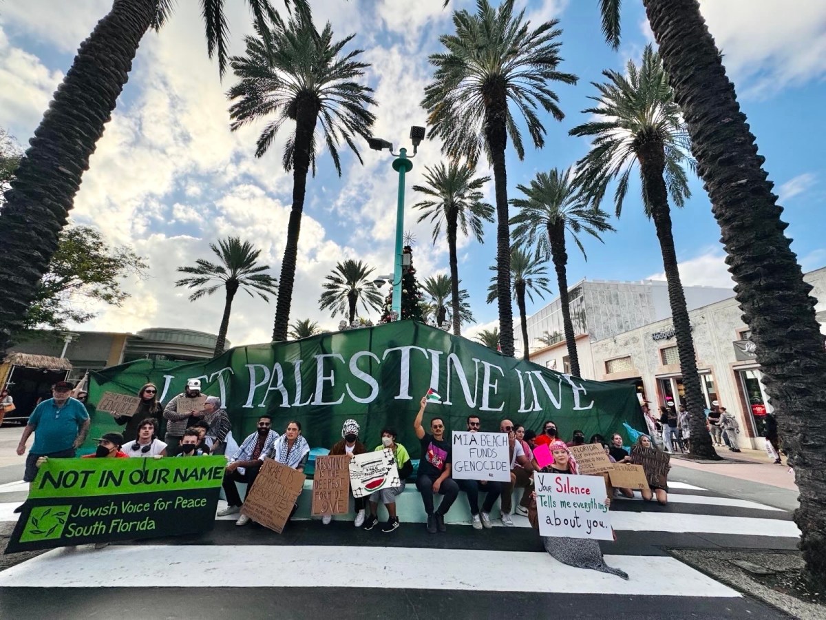 Protesta con pancarta 'LET PALESTINE LIVE' en Miami Beach