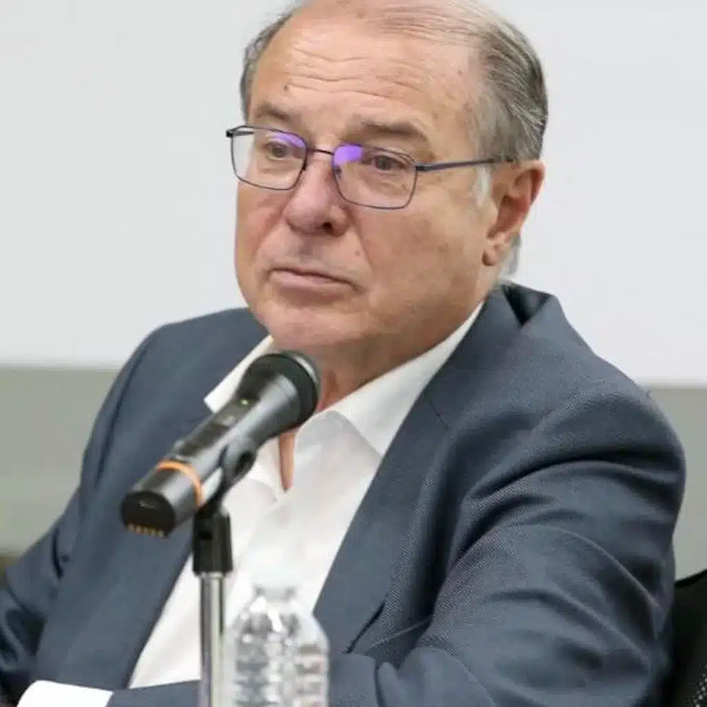 Hombre en evento oficial participando en discusi&oacute;n