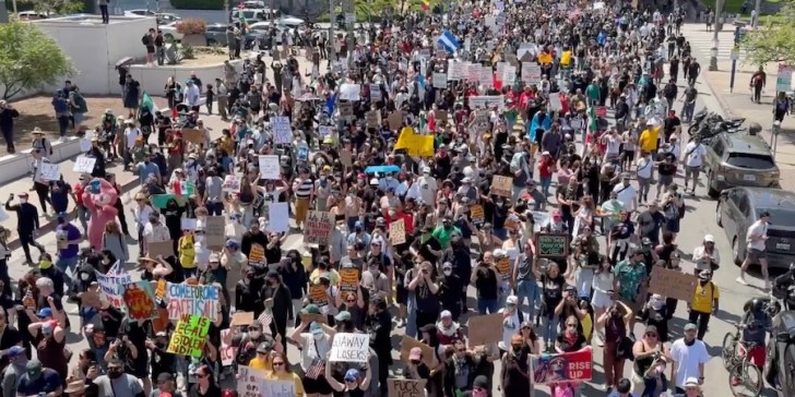 Multitud en manifestaci&oacute;n con pancartas