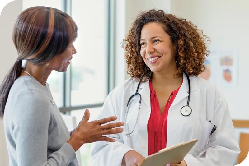 Doctora y paciente en consultorio