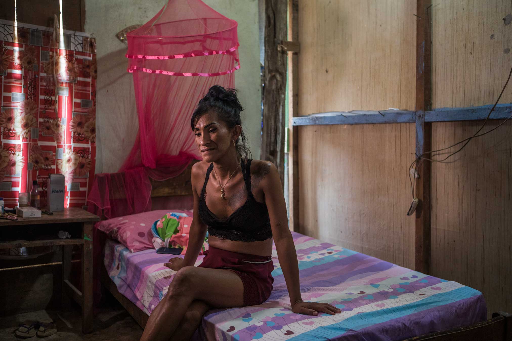 Mujer reflexionando en habitación, representando el impacto del terrorismo