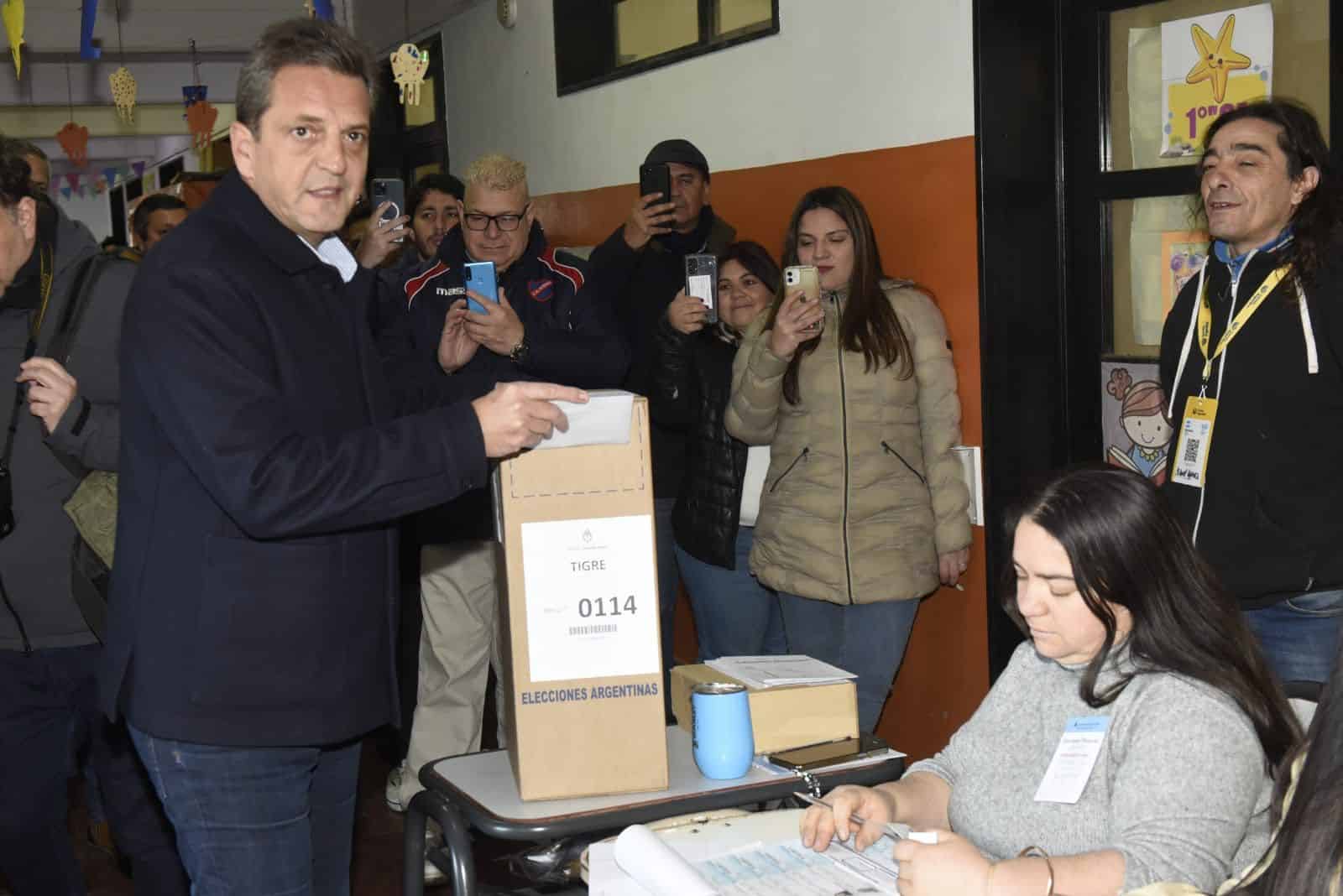 Sergio Massa depositando su voto en una urna electoral en Tigre