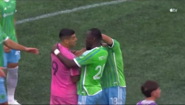 Jugadores abrazándose postpartido