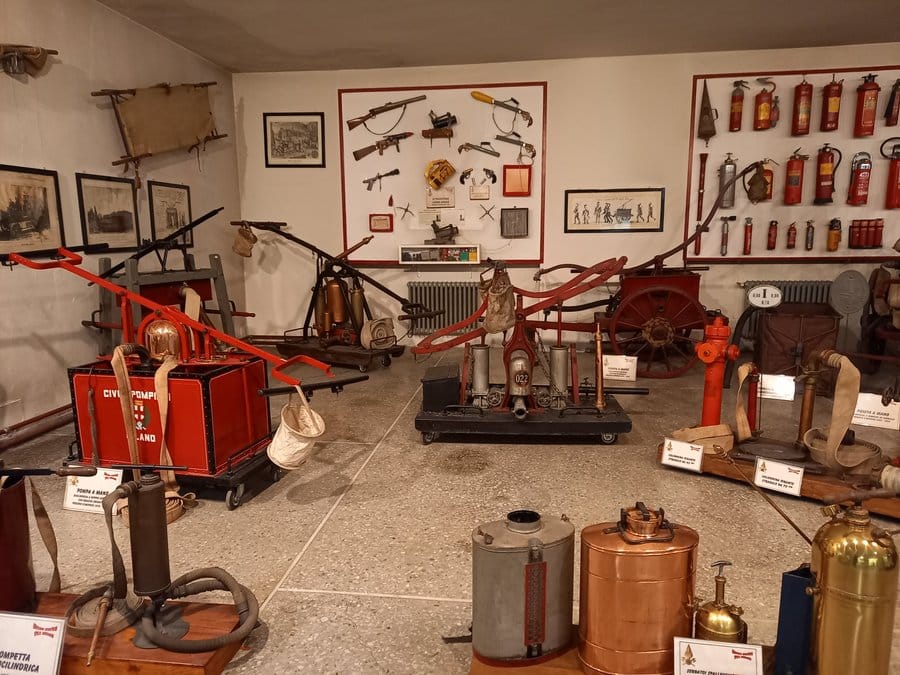 Equipos de bomberos hist&oacute;ricos en exhibici&oacute;n, relacionado con la seguridad contra incendios