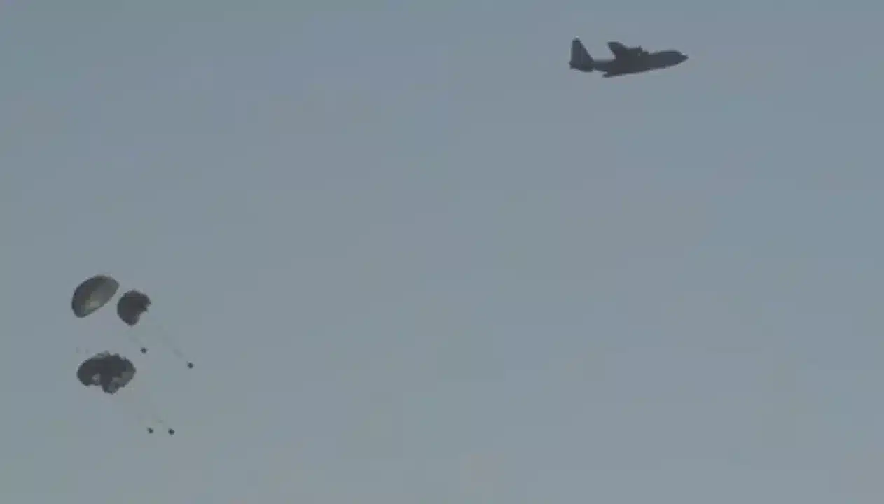 Avión militar con paracaidistas en ejercicio de entrenamiento