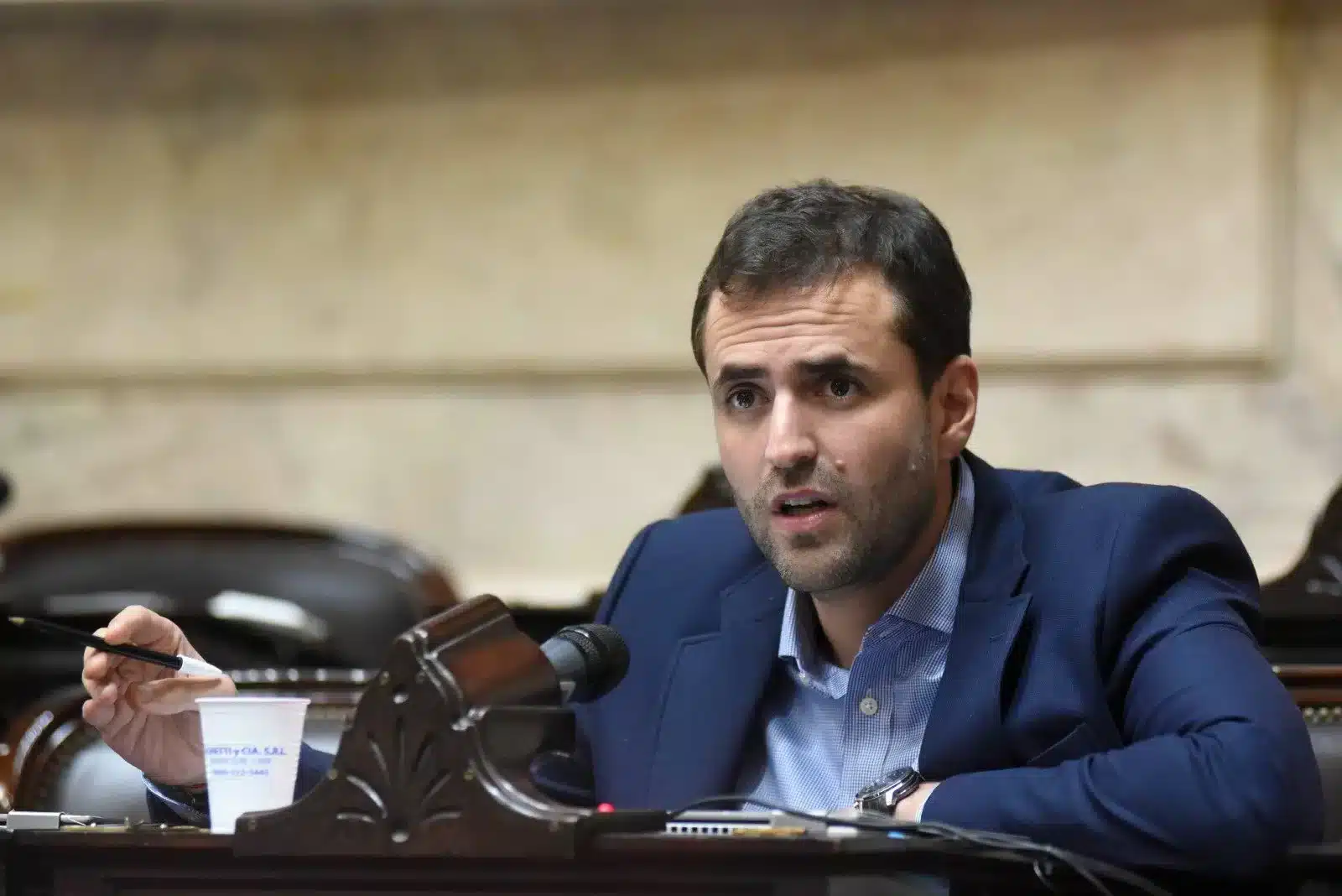 Emiliano Estrada en entorno legislativo