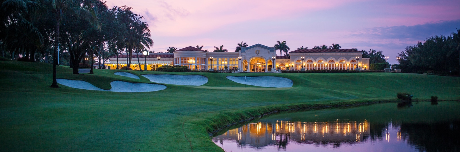 Campo de golf al atardecer en Trump International