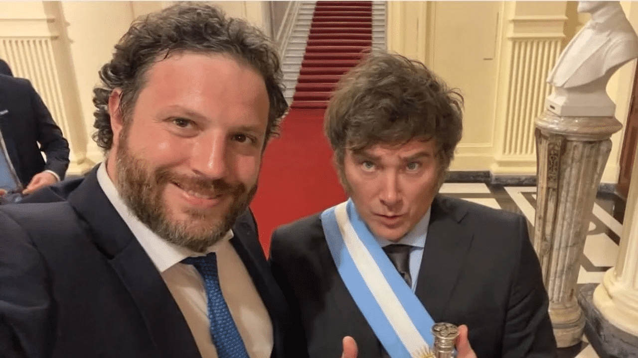 Santiago Or&iacute;a en ambiente oficial con figura pol&iacute;tica