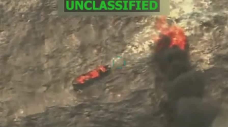 Bote en llamas en aguas internacionales con sello UNCLASSIFIED