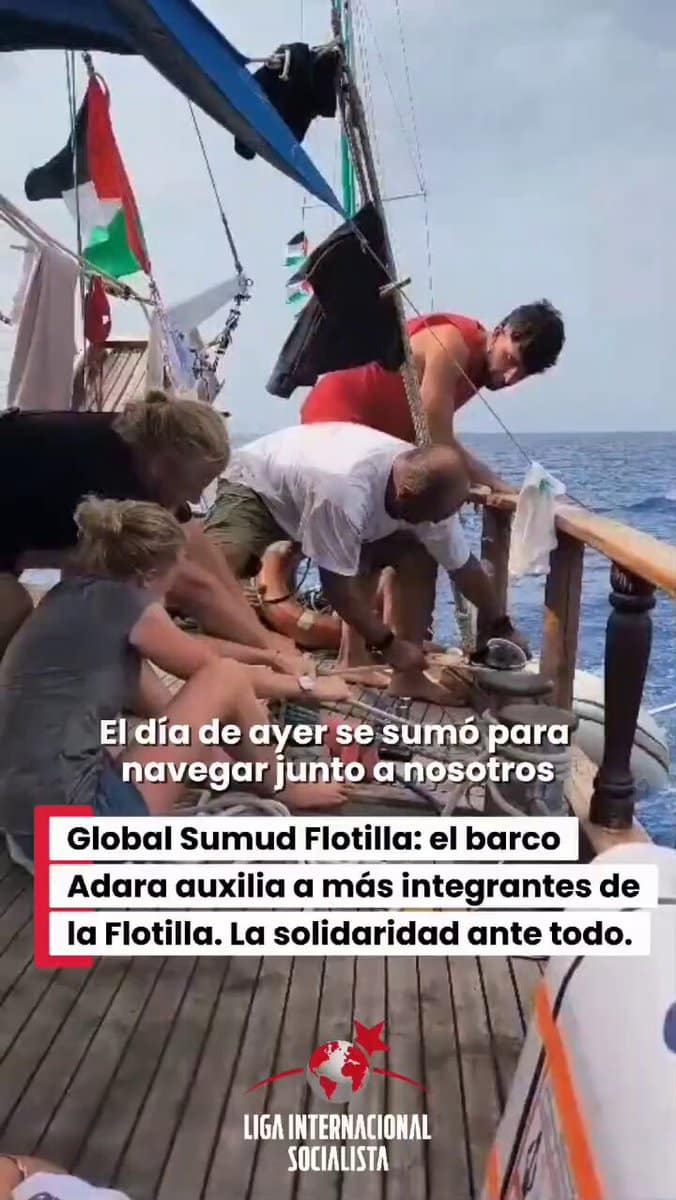 Activistas trabajando en barco de la Flotilla Global Sumud