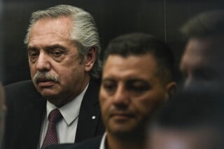 Alberto Fern&aacute;ndez con expresi&oacute;n seria