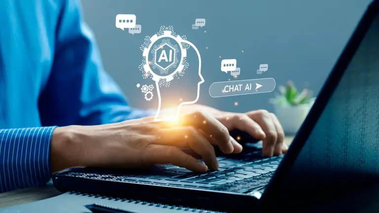 Persona interactuando con tecnolog&iacute;a de IA