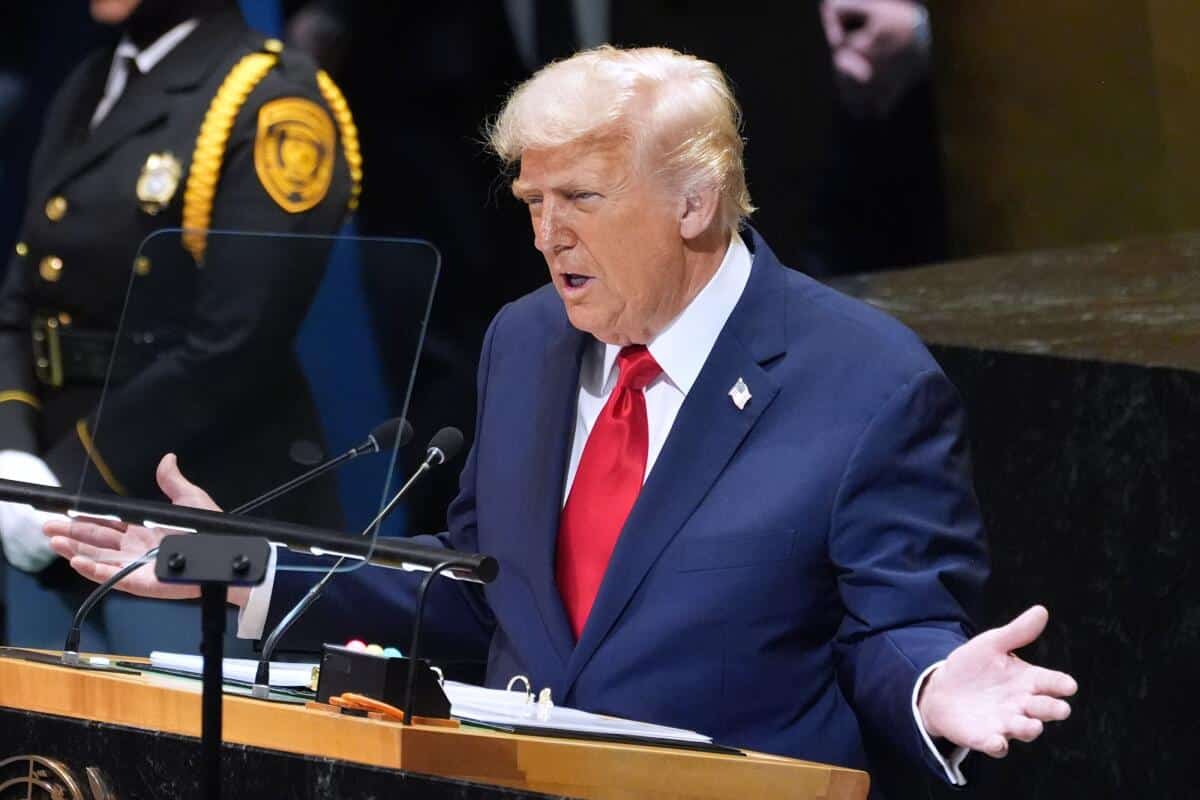 Trump hablando con intensidad detrás del podio en la ONU