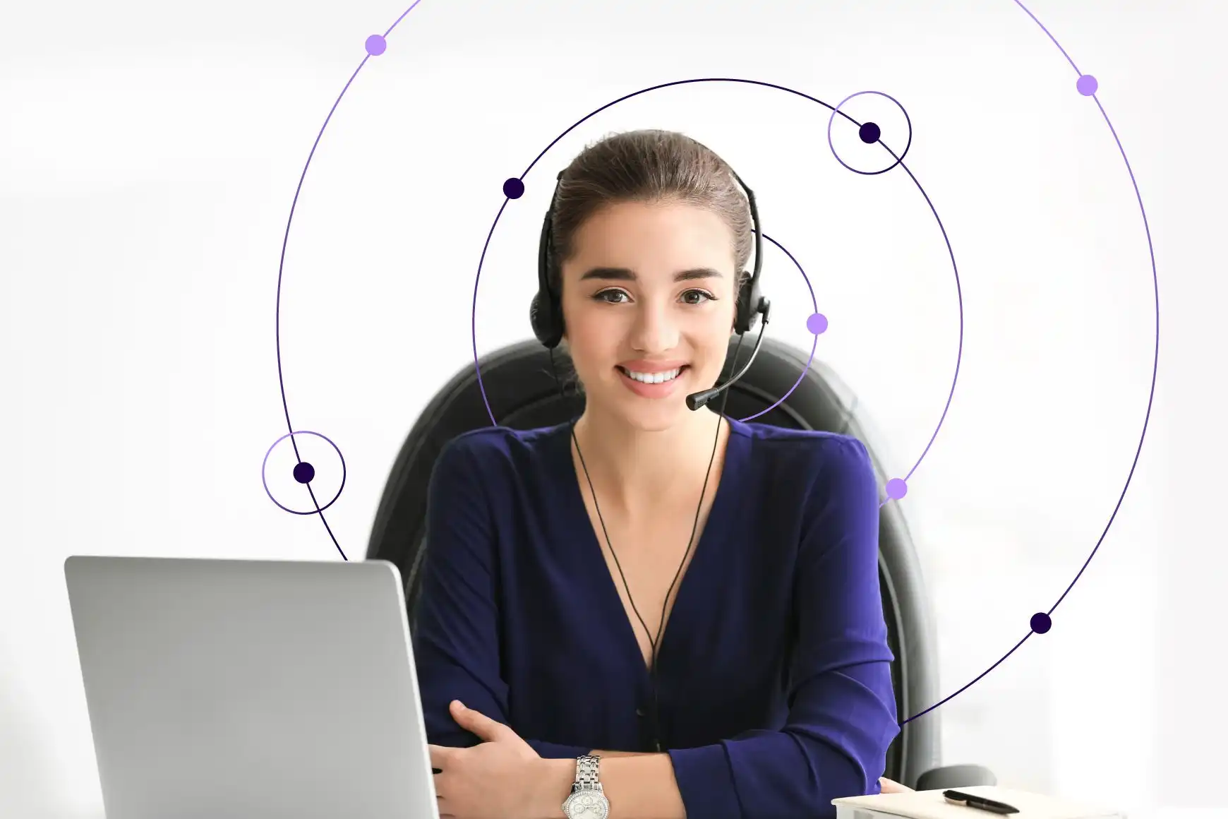 Profesional usando computadora con elementos de conectividad