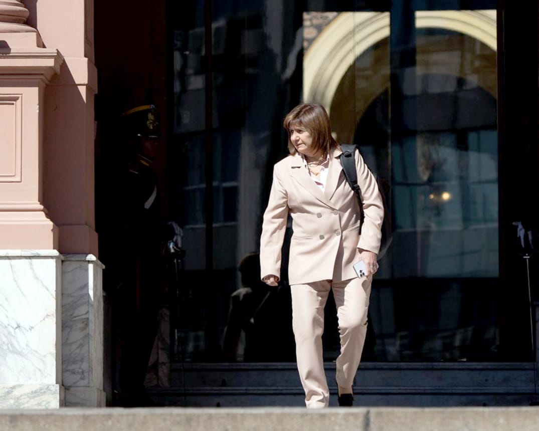 Patricia Bullrich saliendo de un edificio