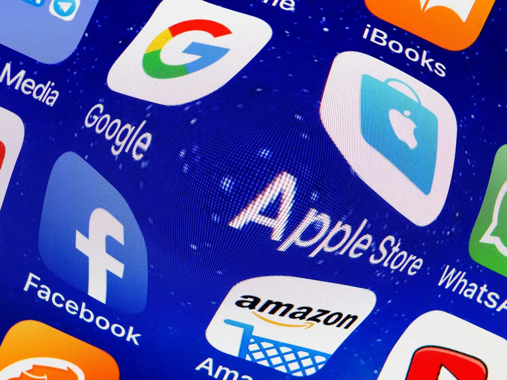 Pantalla con íconos de aplicaciones de Amazon, Apple, Google y Facebook