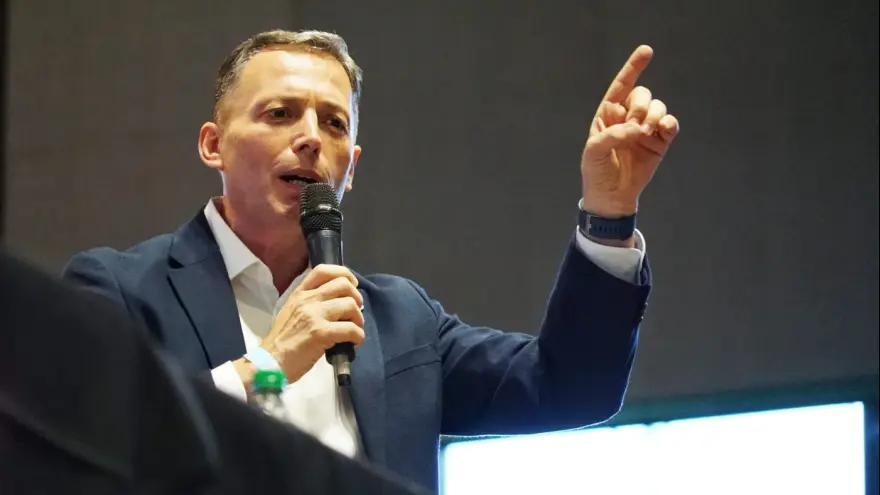 Fernando Gray hablando en público sobre su solicitud