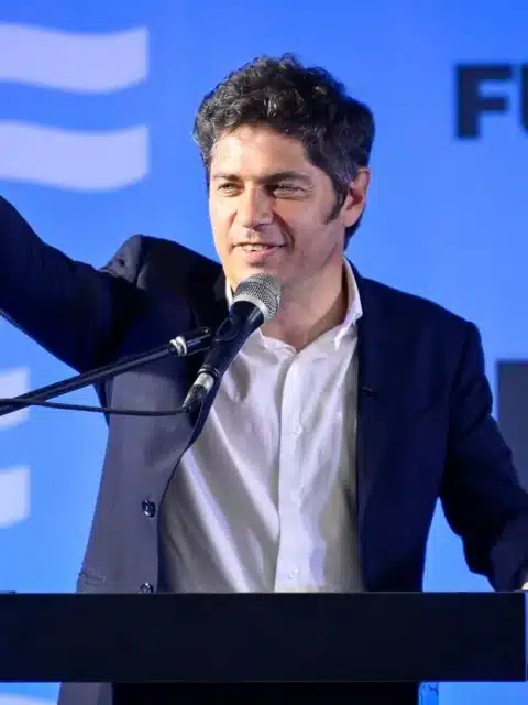 Axel Kicillof dando un discurso en La Matanza