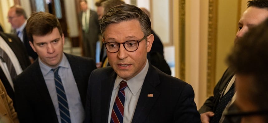 Grupo de hombres en negociaciones gubernamentales en el Capitolio