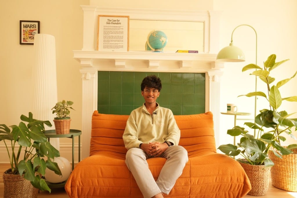 Dhravya Shah, fundador de Supermemory, en un entorno creativo