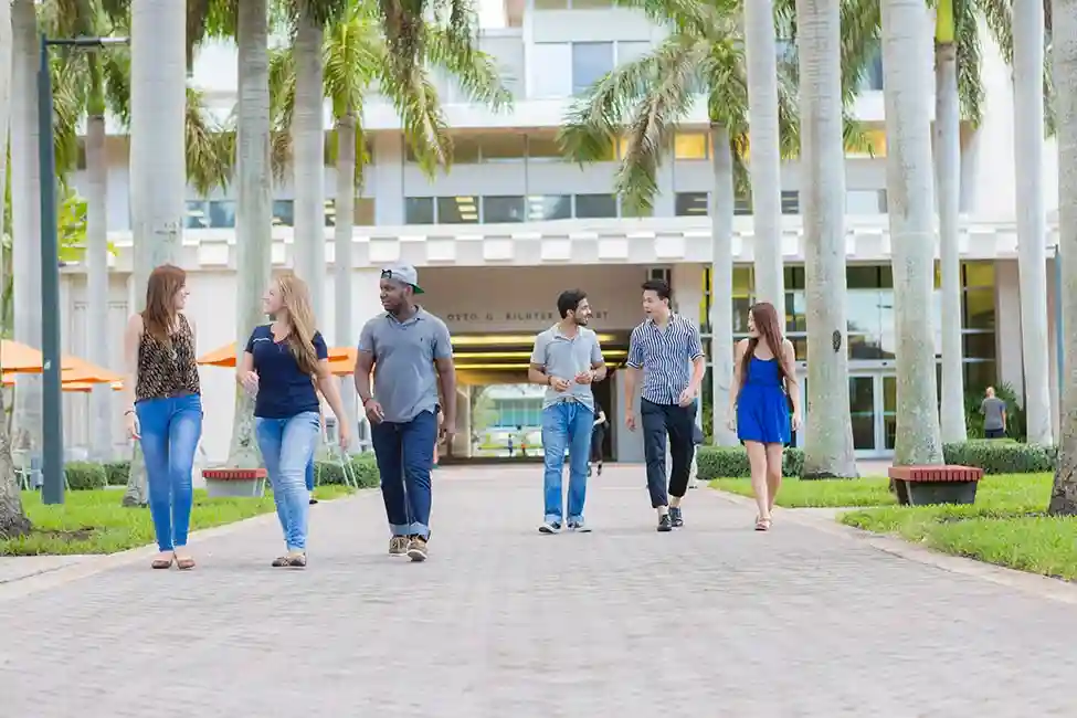 Campus universitario en Florida con estudiantes