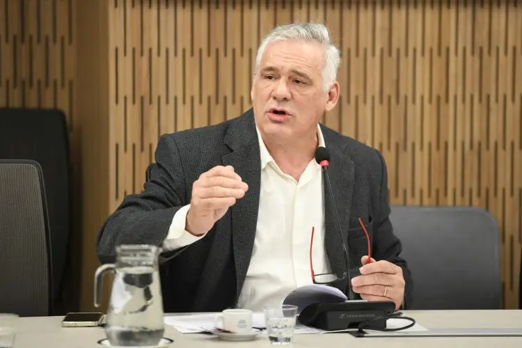 Fernando Carbajal hablando en un entorno formal