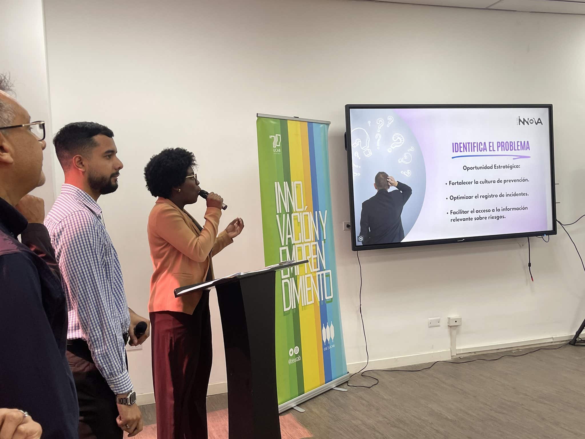 Evento profesional sobre innovación y desarrollo con pantalla mostrando identificación de problemas y oportunidades estratégicas