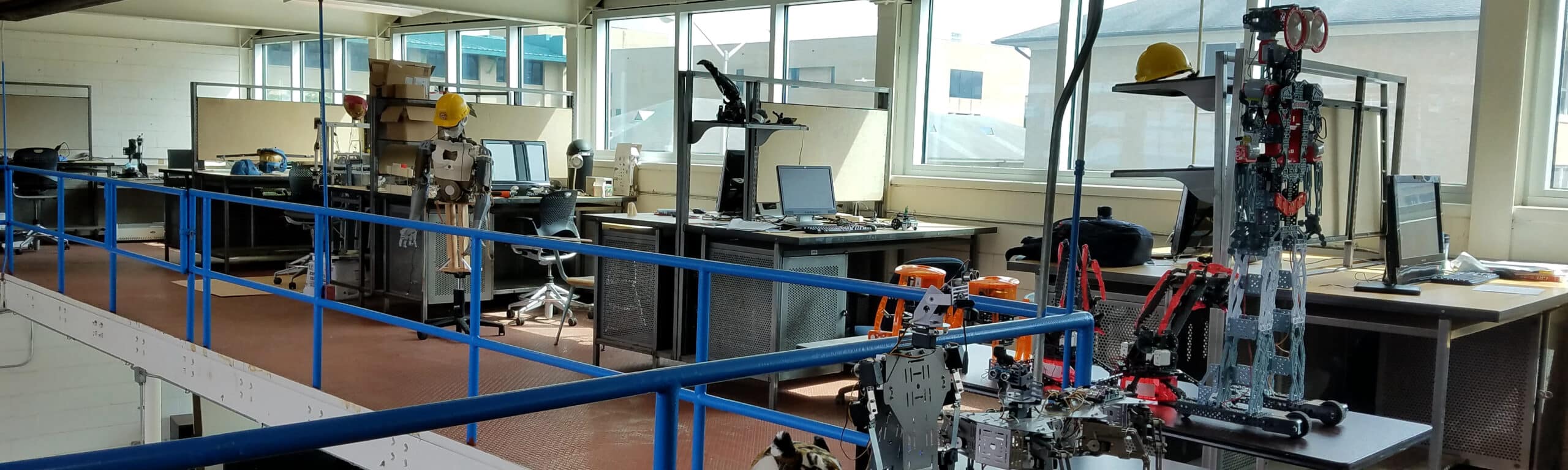Laboratorio de investigaci&oacute;n con robots humanoides y estaciones de trabajo