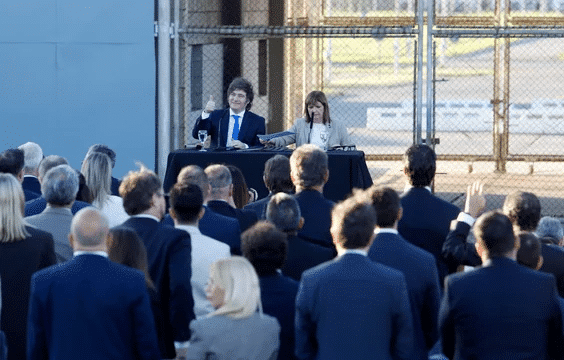 Acto en la cárcel de Ezeiza con asistentes