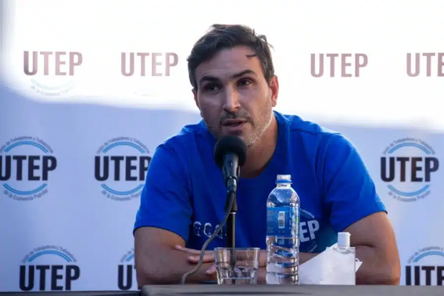 Gildo Onorato en una mesa de conferencia de UTEP