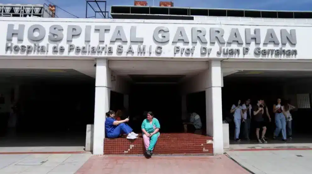 Entrada del Hospital Garrahan con personal y pacientes
