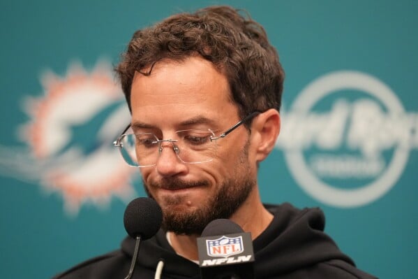 Conferencia de prensa de los Dolphins mostrando reflexi&oacute;n tras una derrota