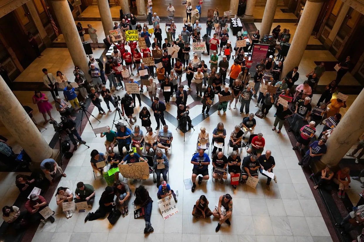 Multitud en protesta sobre redistribuci&oacute;n electoral en Indiana