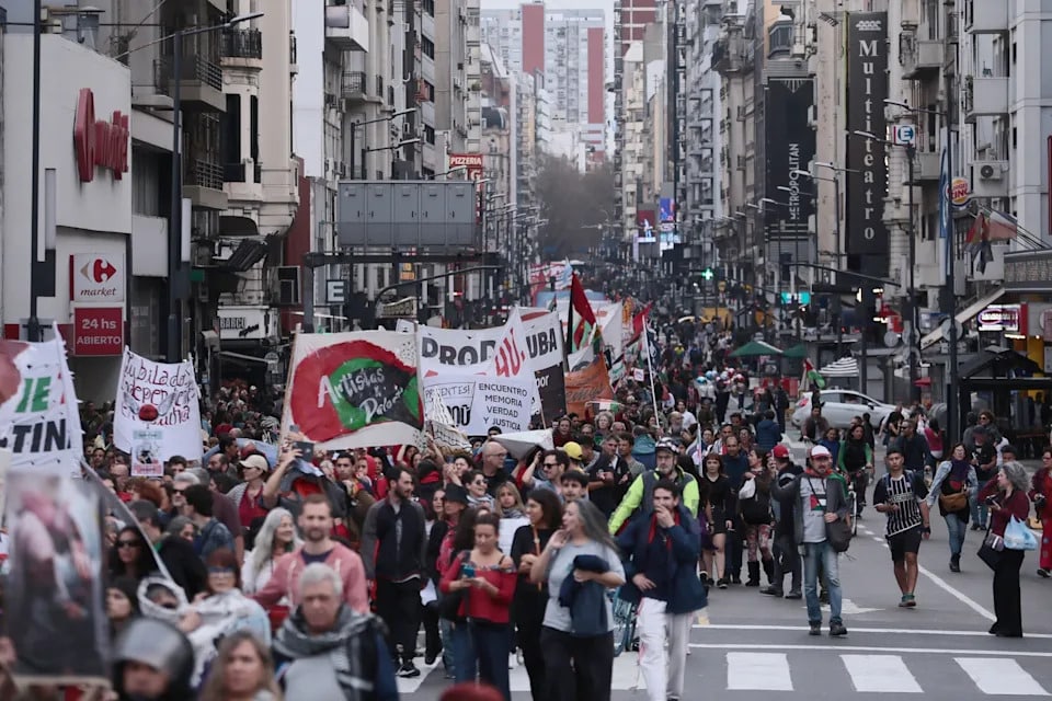 Multitud en protesta social en Argentina