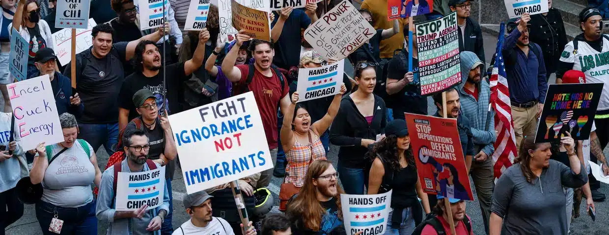 Protesta con pancartas contra el despliegue de tropas y a favor de inmigrantes