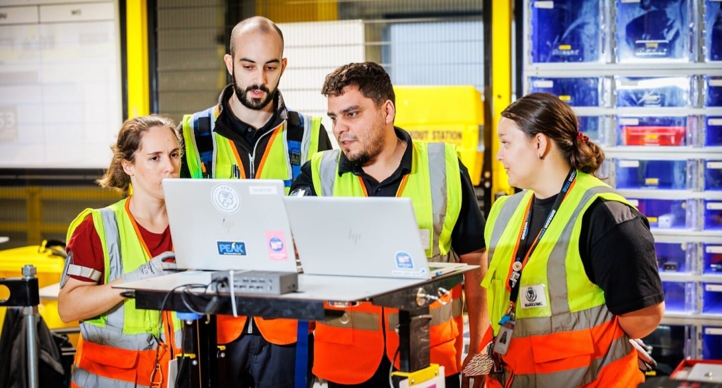 Empleados de Amazon en un centro de operaciones colaborando en proyectos
