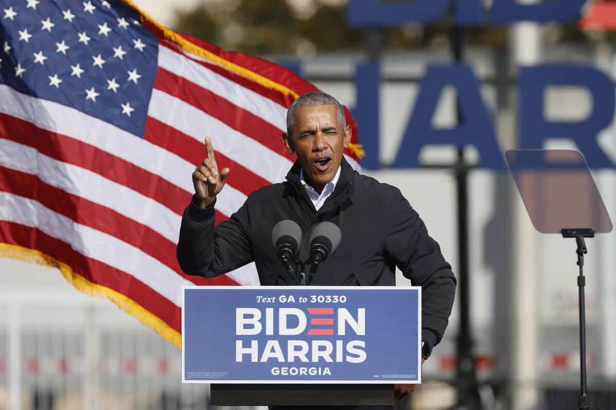 Obama en evento político con bandera estadounidense