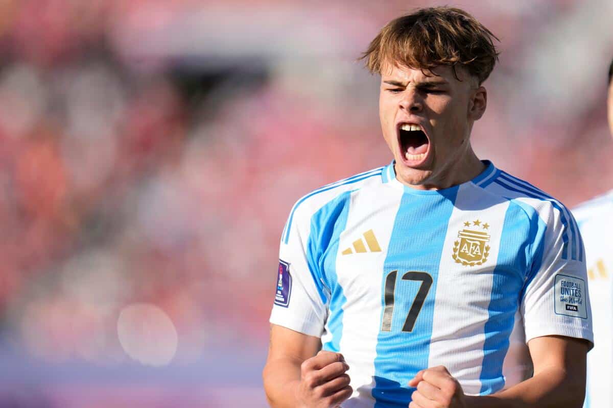 Mateo Silvetti celebrando un gol con la camiseta de Argentina
