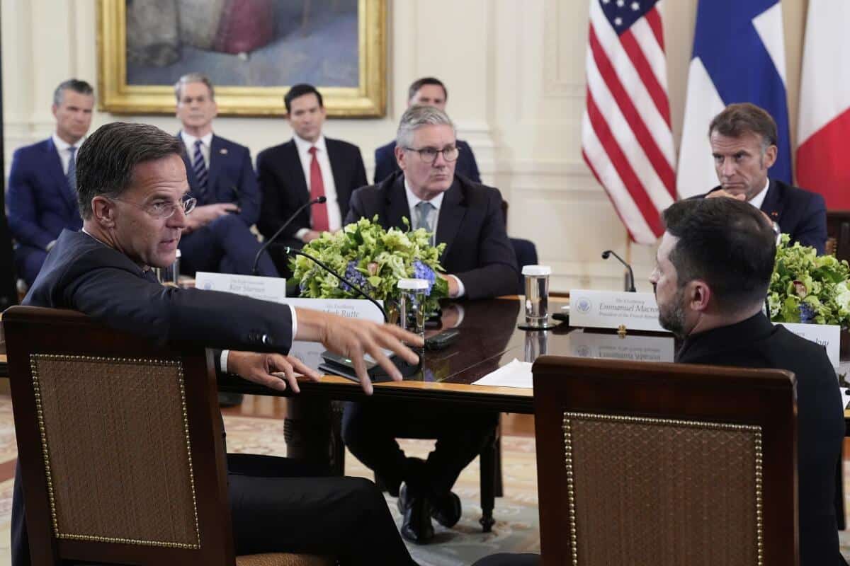 Reunión formal entre líderes internacionales con banderas de EE.UU.