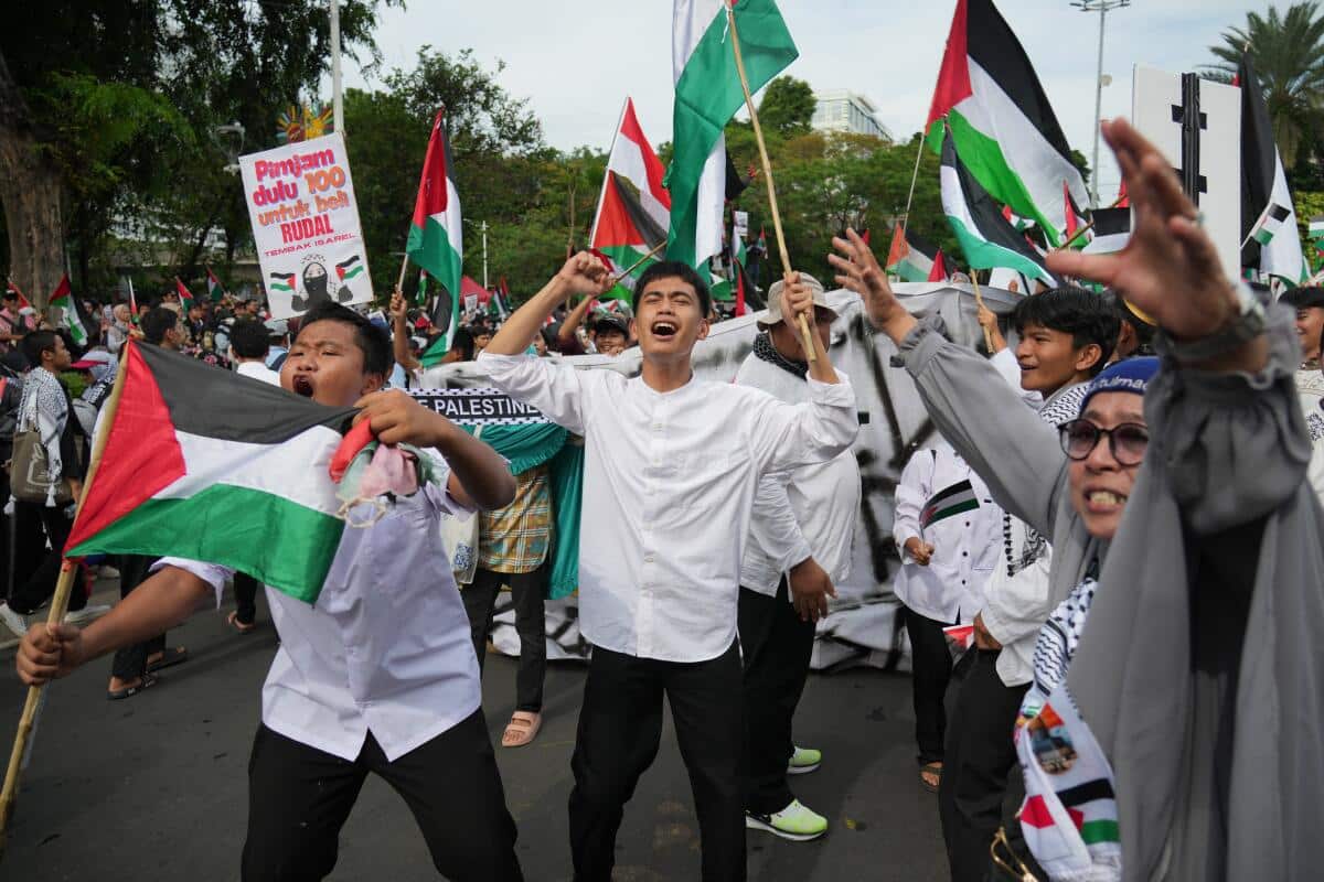 Manifestantes con banderas palestinas en protesta