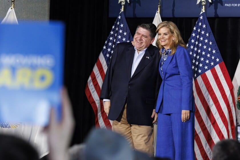 JB Pritzker en evento político con mensaje MOVING FORWARD