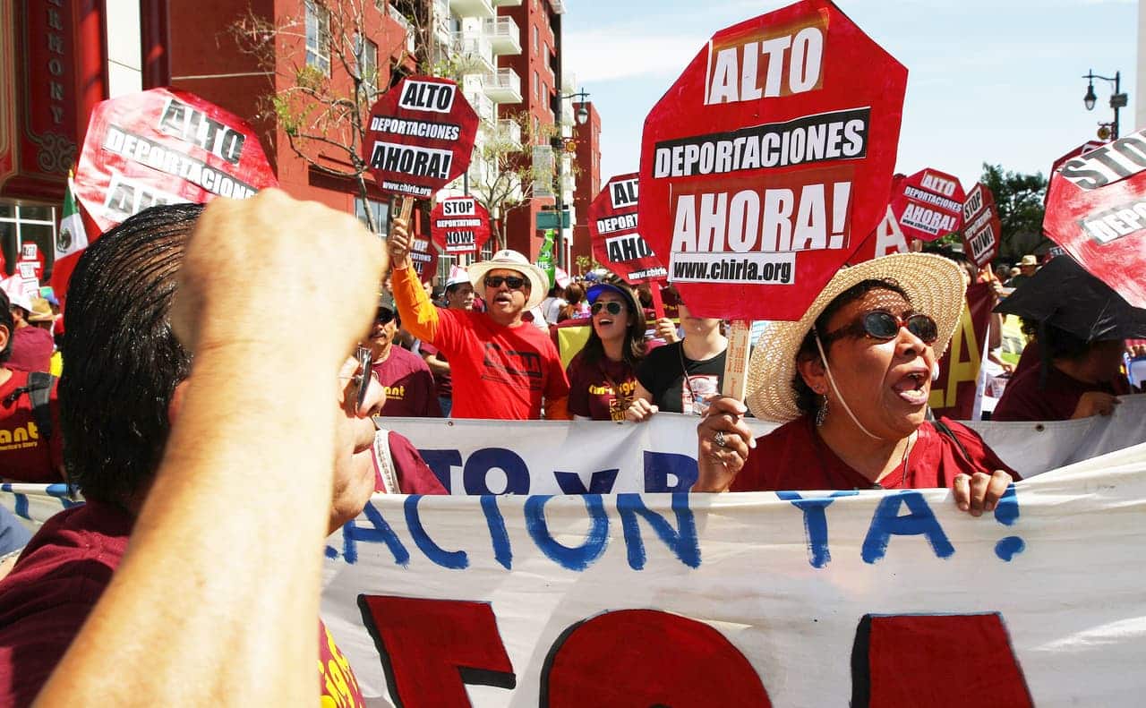 Manifestación con pancartas contra deportaciones