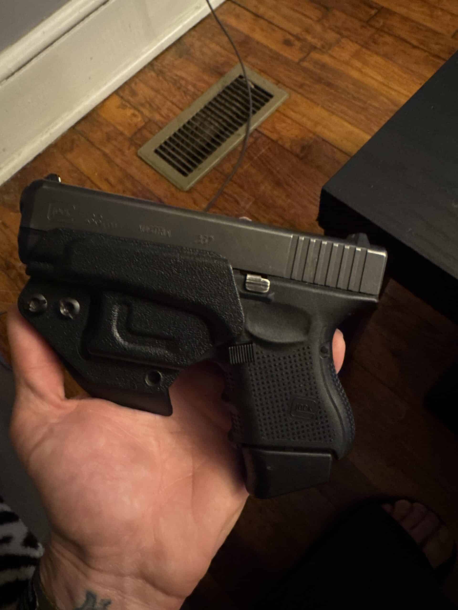 Pistola en funda ilustrando porte abierto