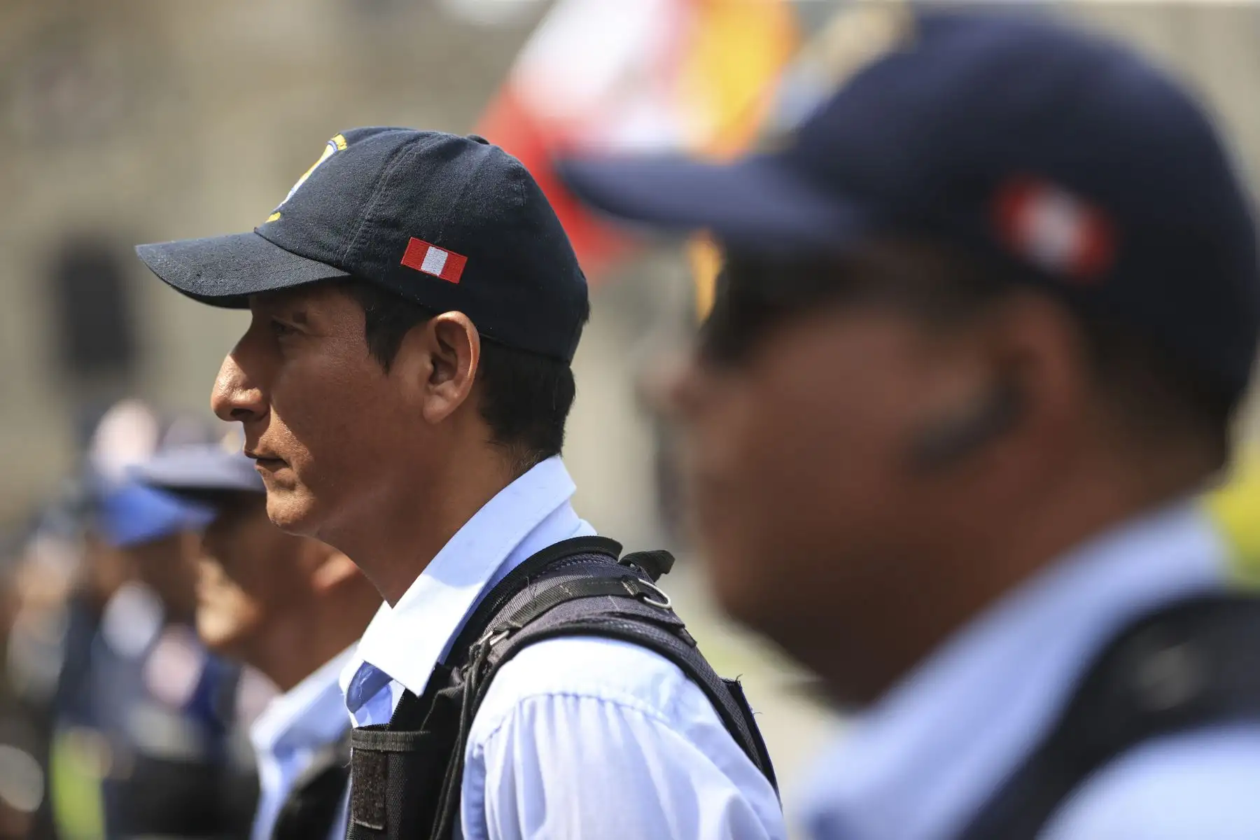 Miembros del serenazgo en formación con uniformes y emblema del Perú