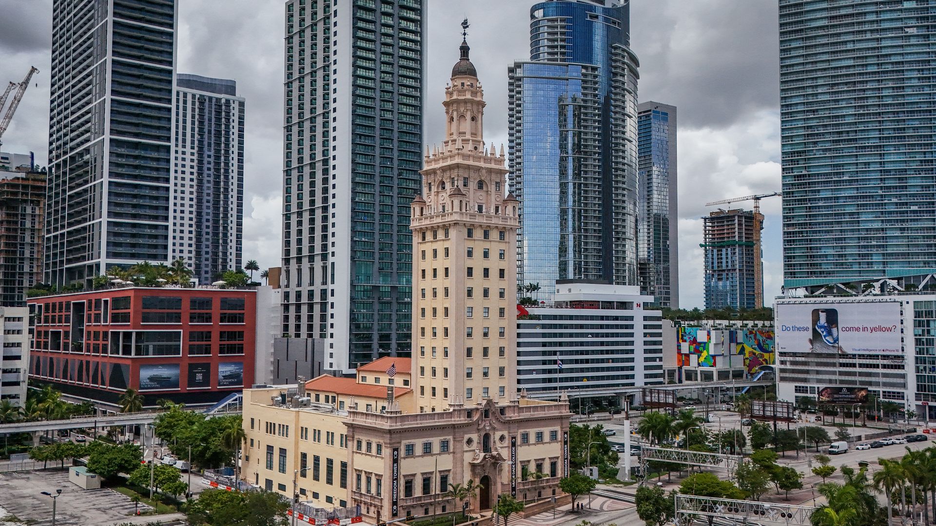 Paisaje urbano del centro de Miami con edificios hist&oacute;ricos y modernos
